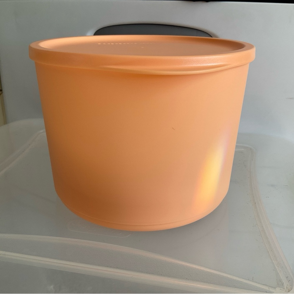 Tupperware Round Container Storage 9 cups light peach New!